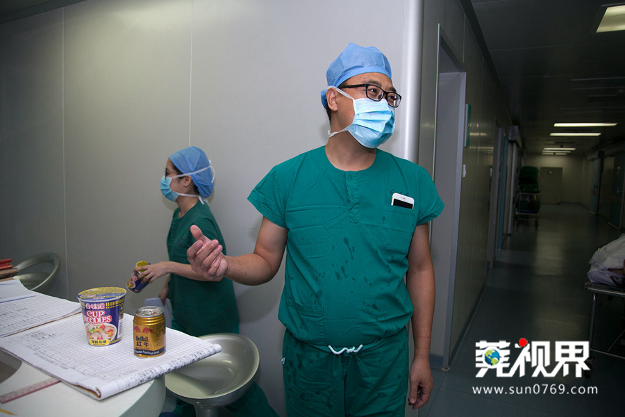 当外科医生下厨房当外科医生下厨房，这可能是一个有趣的场景，因为他们通常在工作环境中展现出专业技能和知识，处理各种医疗问题。当他们进入厨房时，他们可能会将他们的专业技能和注意力转移到烹饪上。